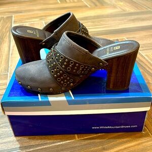 White Mountain slip on shoes